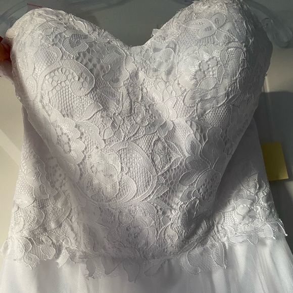 Brand New! Wedding Dress - Picture 4 of 14